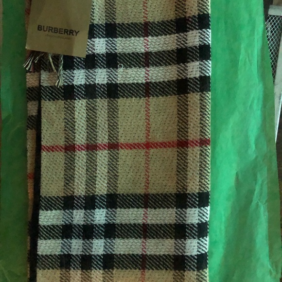 Burberry winter scarf - Picture 2 of 3
